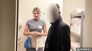 Une femme de ménage surprise entrain de voler et pilonnée à fond dans les toilettes !!!